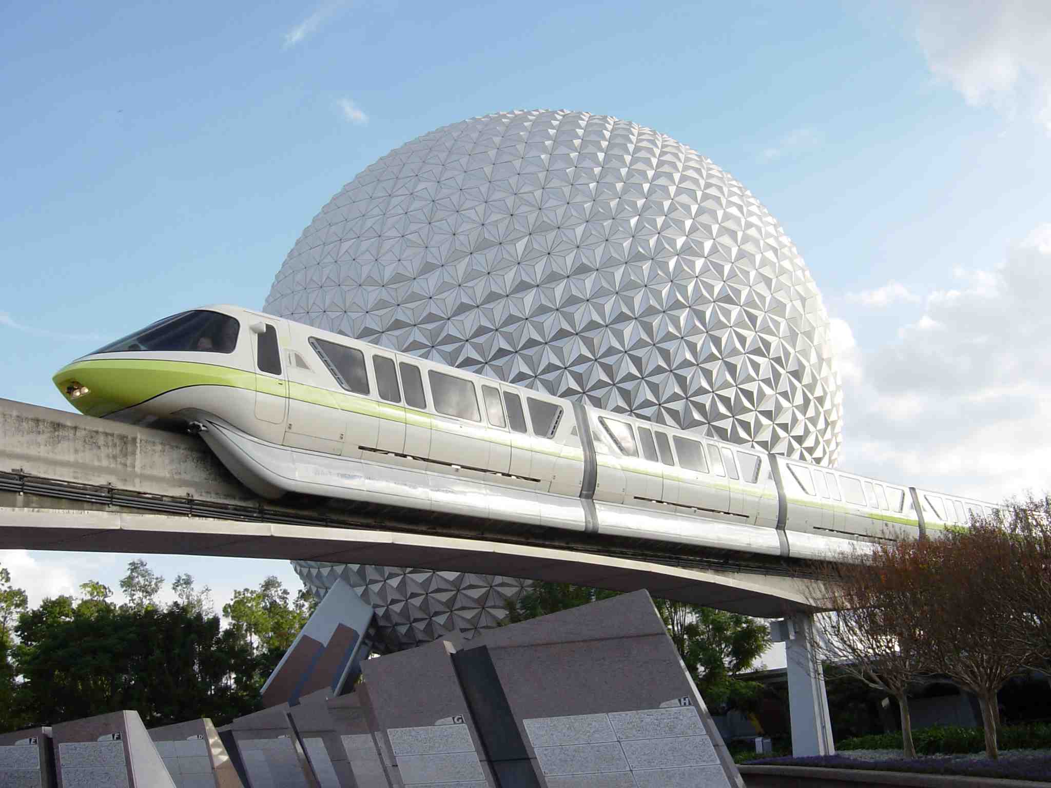 Images Wikimedia Commons/4 Lime Bye Monorail_Lime_and_Spaceship_Earth_(3775235515).jpg